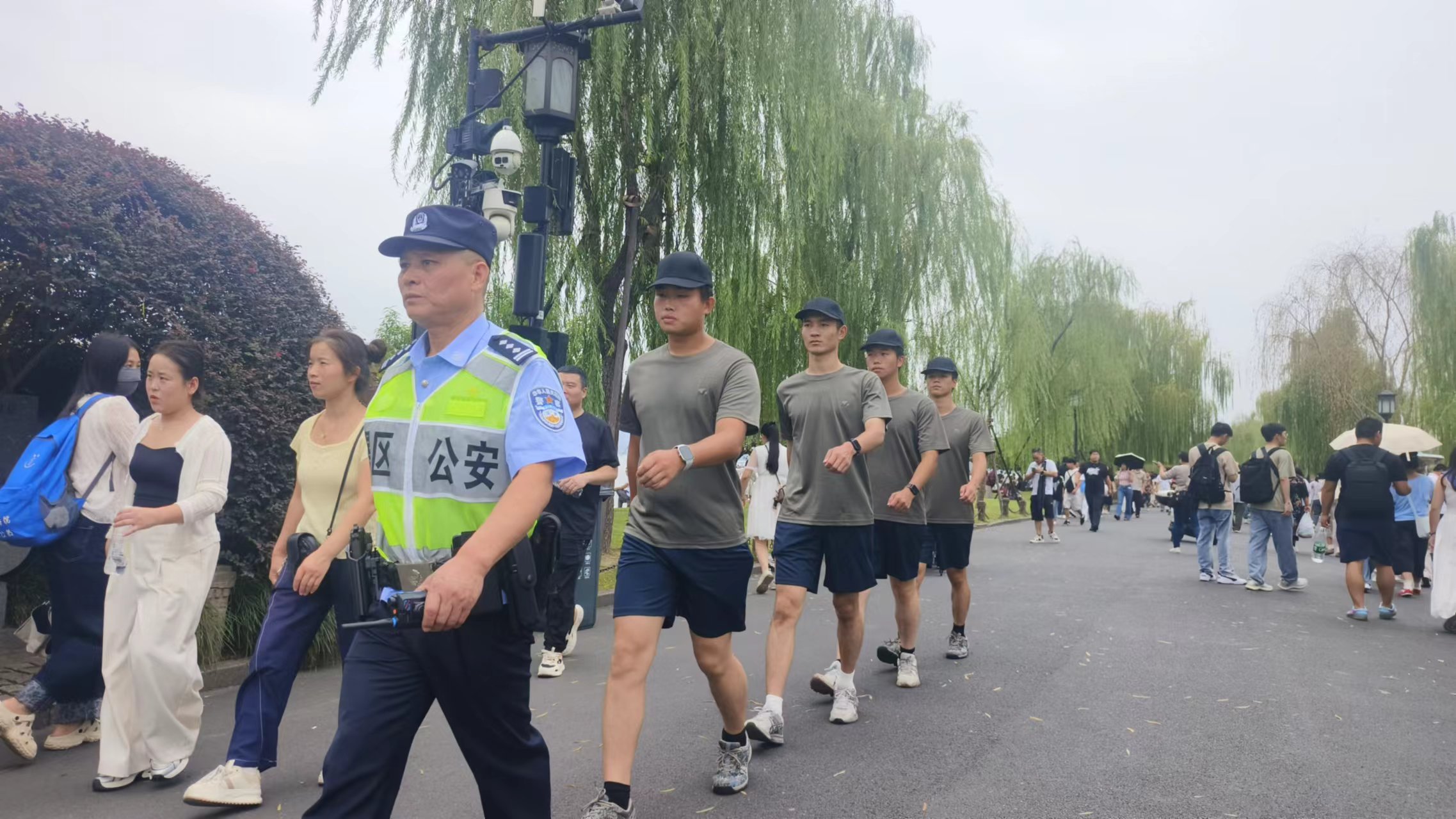 国庆西湖畔，“戎志班”学子以志愿红续写担当！