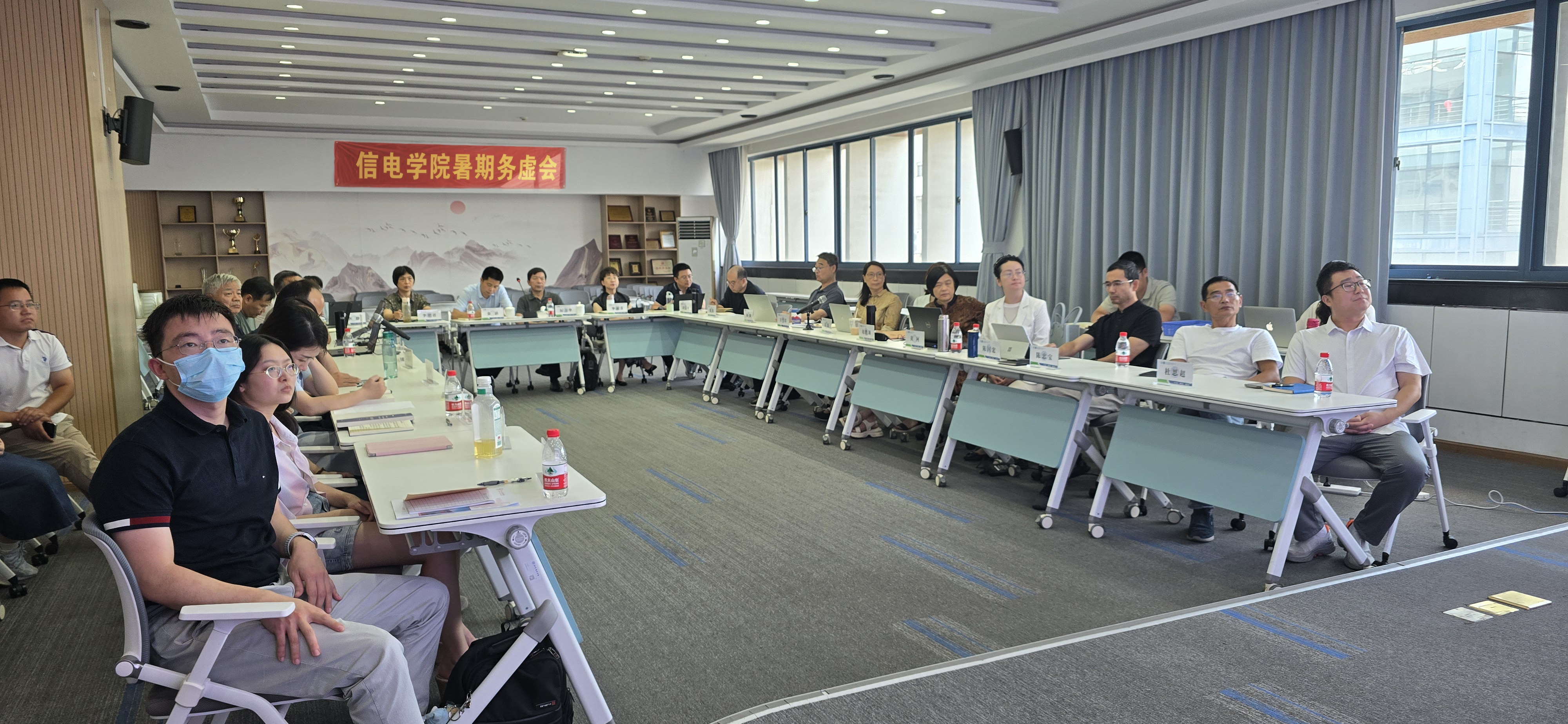 “谋五拼三”定航向 凝心聚力促发展—信电学院召开2025年暑期务虚会议