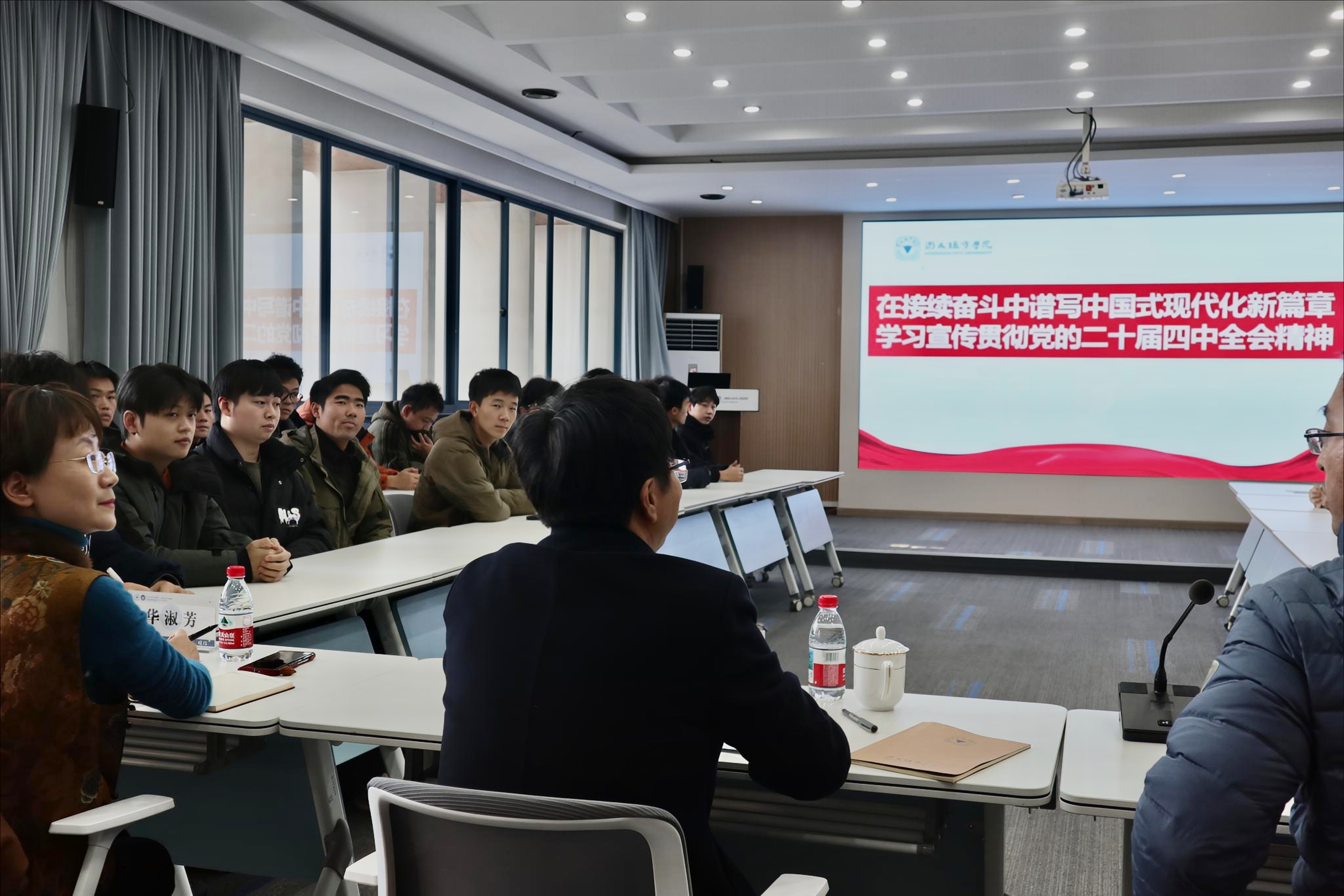 深学全会精神 勇担青春使命——徐时清副校长为“戎志班”学生作专题宣讲